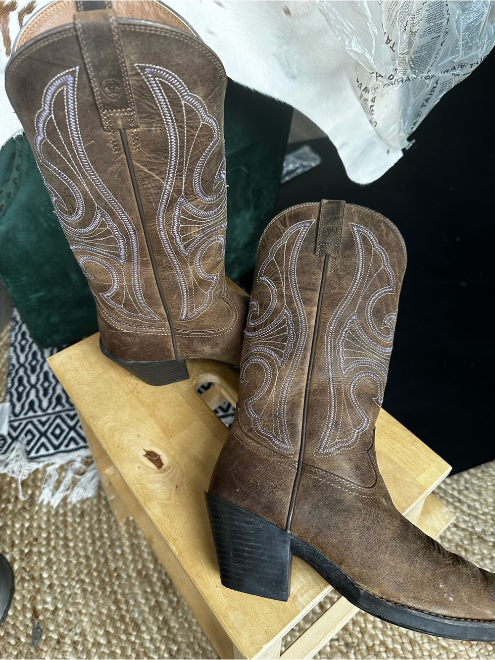 Ariat Brown Leather Western Boots with Decorative Stitching